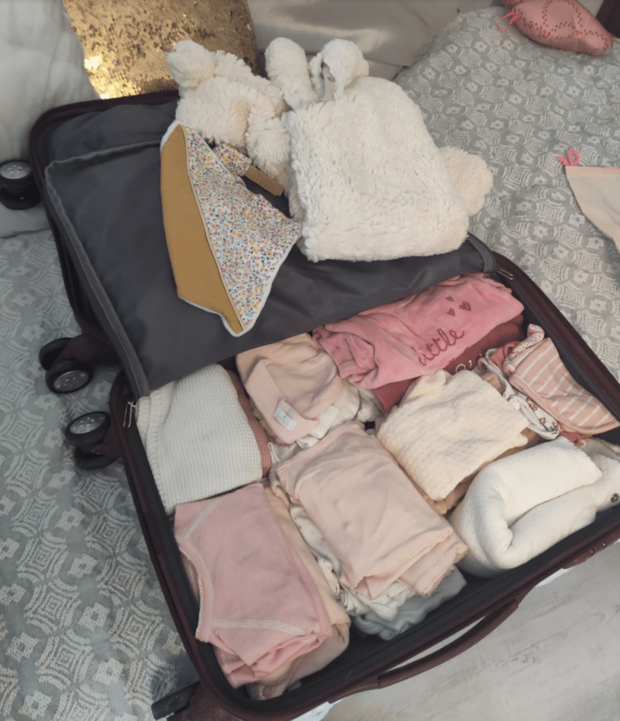 valise de maternité bébé sur le lit