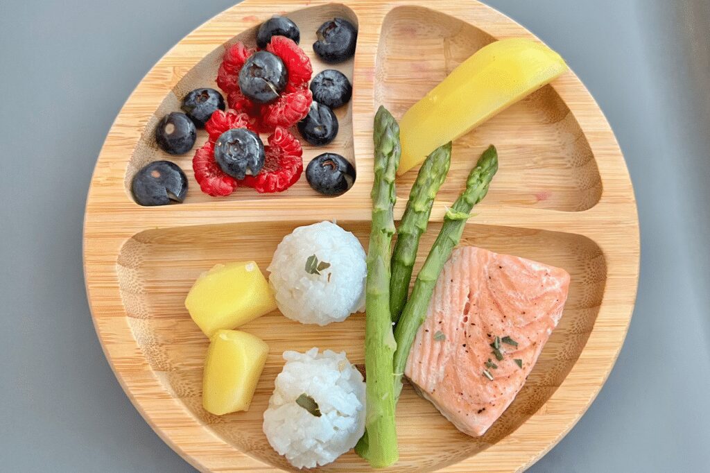 Assiette en bois avec aliments