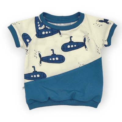T-shirt bleu et écru avec des sous-marins
