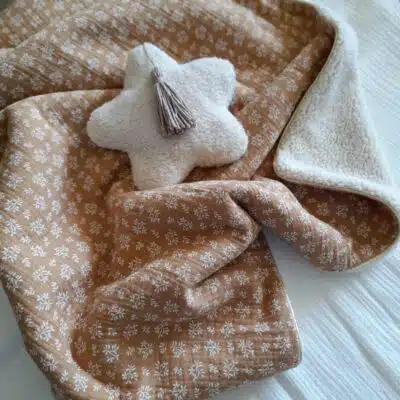 Couverture bébé camel imprimée fleurs blanches