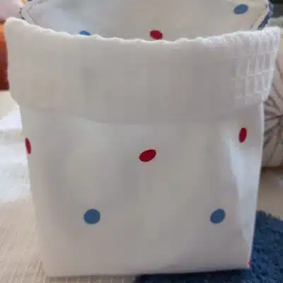 panier et lot de quatre lingettes de soins