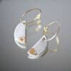 Boucles d'oreille blanc lune pendante pour femme