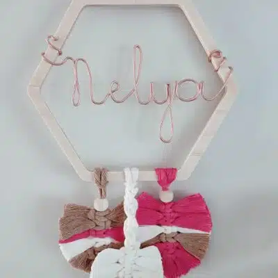 Hexagone en bois avec un prénom en fil aluminium couleur cuivre et 3 plumes en macramé en coton ivoire et rose fushia et camel