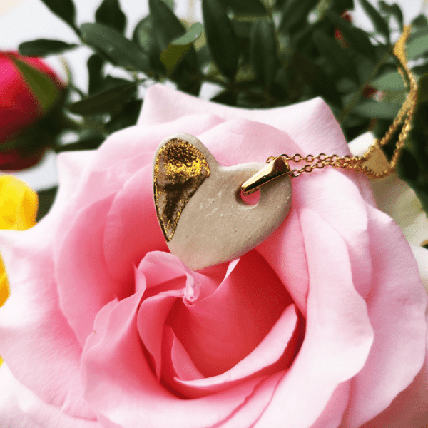 Collier coeur amour blanc et or fait main pour femme artisan Provence