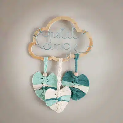 Décoration murale en forme de nuage en bois, petit ange écrit en fil aluminium bleu ciel, 3 plumes en macramé bleu ciel, bleu sarcelle et ivoire.