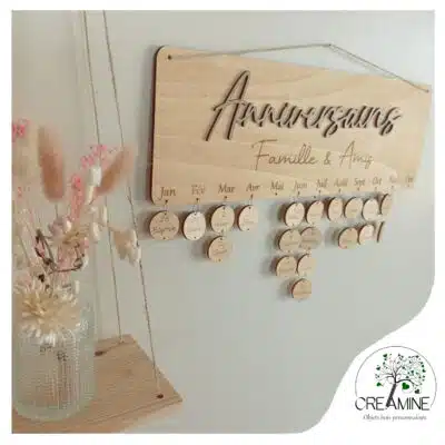 Calendrier d'anniversaires en bois avec 20 jetons à suspendre.