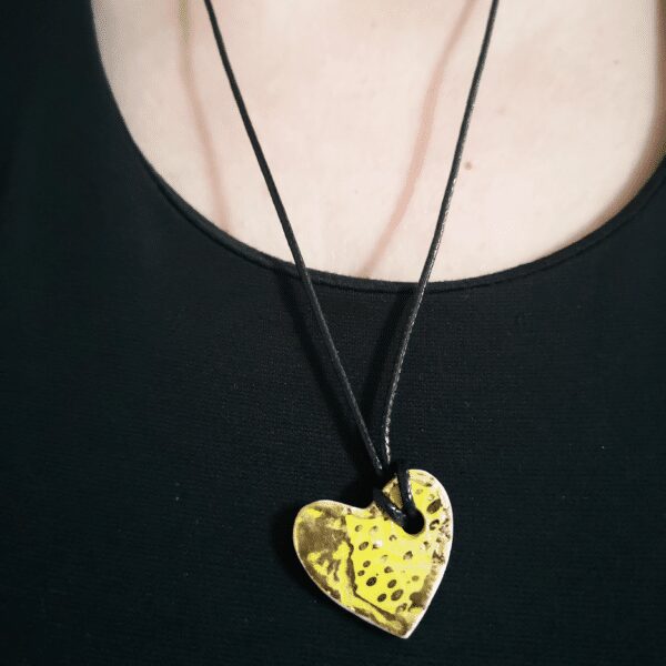 Collier jaune coeur cordon cuir fait main France Corinne Ceramique