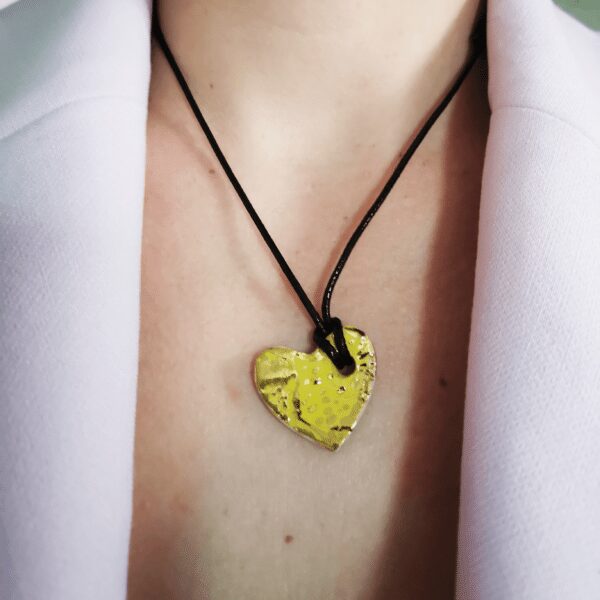 Collier jaune coeur cordon cuir fait main France Corinne Ceramique