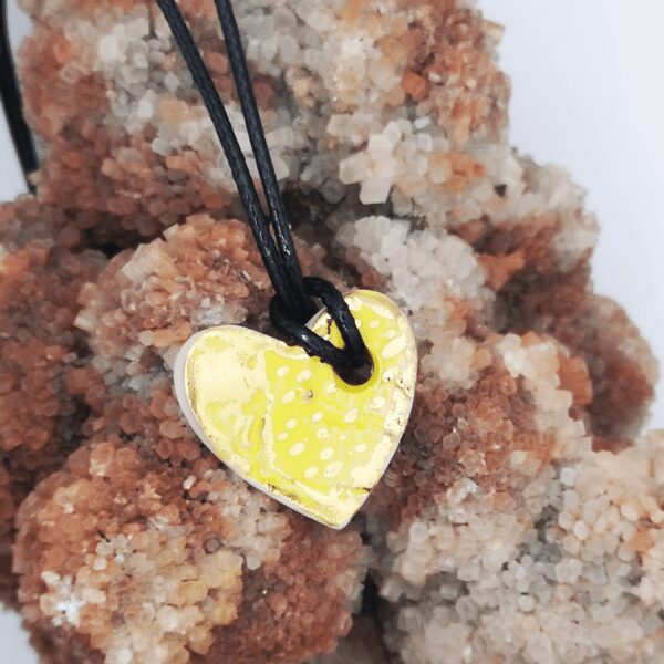 Collier jaune coeur cordon cuir fait main France Corinne Ceramique