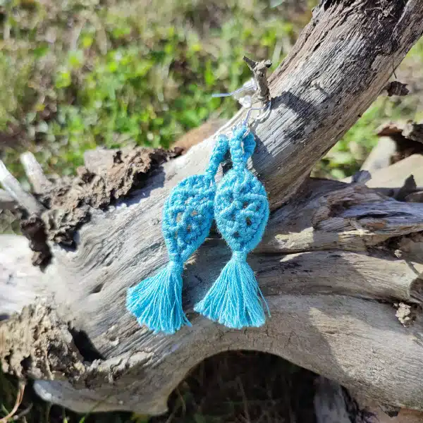 2 boucles d'oreille en macramé en forme de feuille couleur bleu indien
