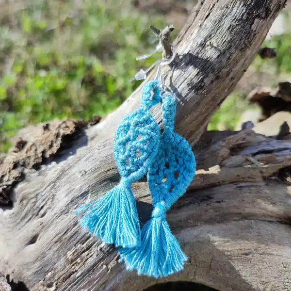 2 boucles d'oreille en macramé en forme de feuille couleur bleu indien recto verso