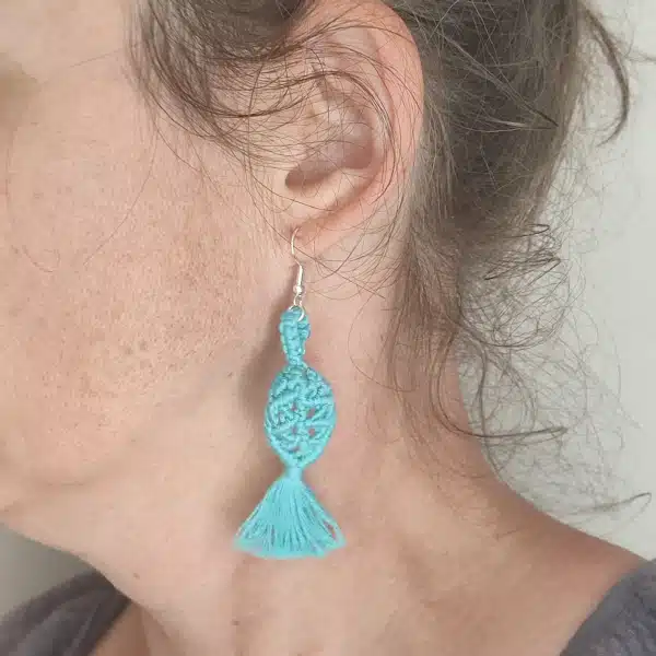boucle d'oreille en macramé en forme de feuille couleur bleu indien portée