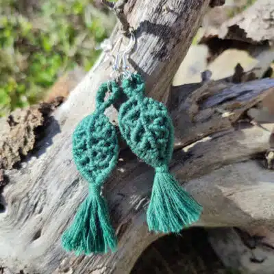 boucles d'oreilles macramé en forme de feuilles couleur émeraude