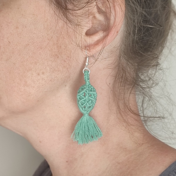 boucle d'oreille en macramé en forme de feuille couleur jade portées