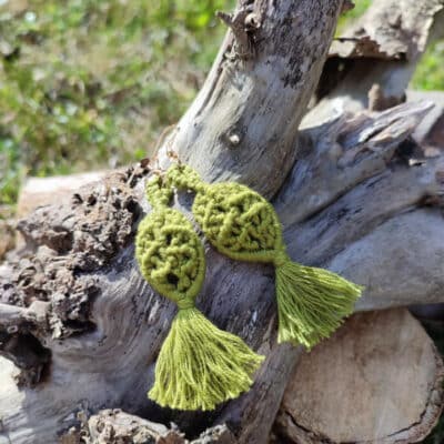 deux boucles d'oreilles en macramé en forme de feuille couleur olive