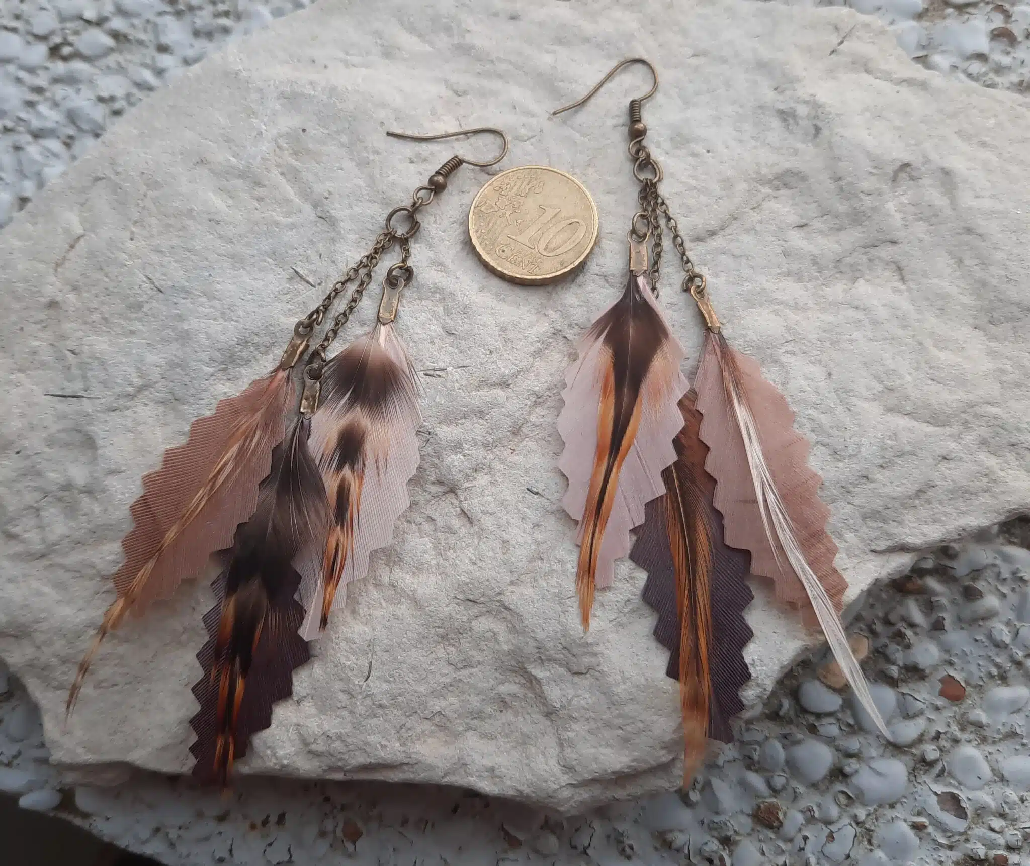 Boucles d'oreilles "Plumes au Vent", plumes naturelles et artificielles crantées – Image 13