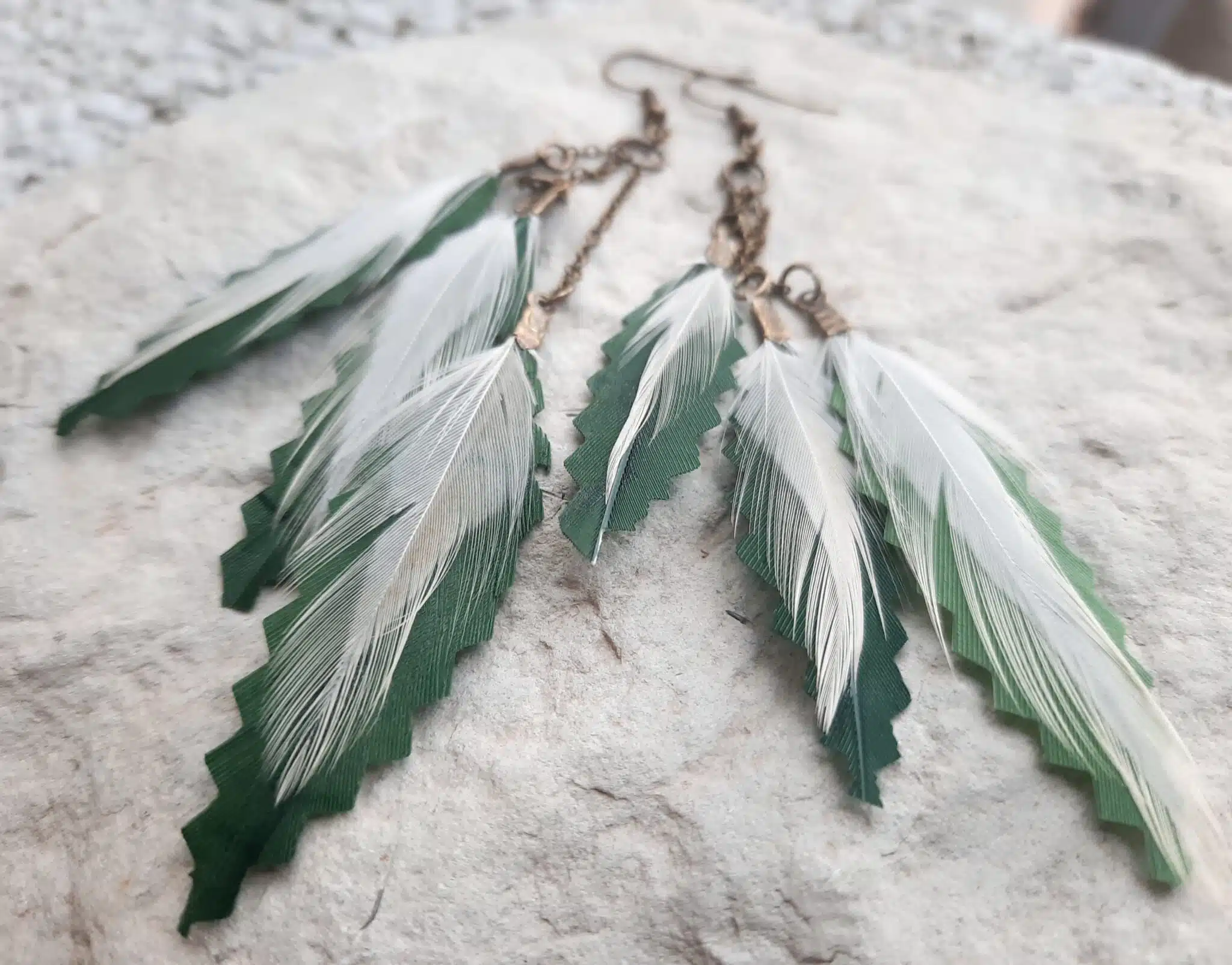 Boucles d'oreilles "Plumes au Vent", plumes naturelles et artificielles crantées – Image 8