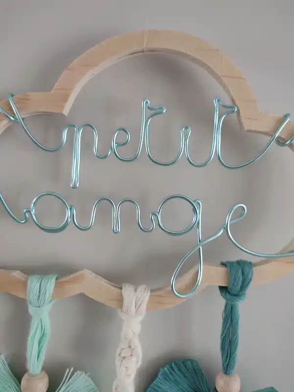 Décoration murale forme nuage avec plumes macramé bleu et ivoire