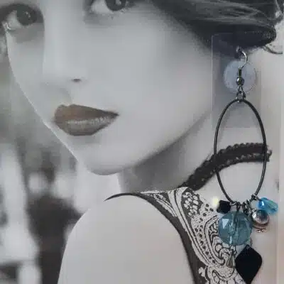 Boucles d'oreilles longues "Renaissance", créoles ovales noires et perles bleues