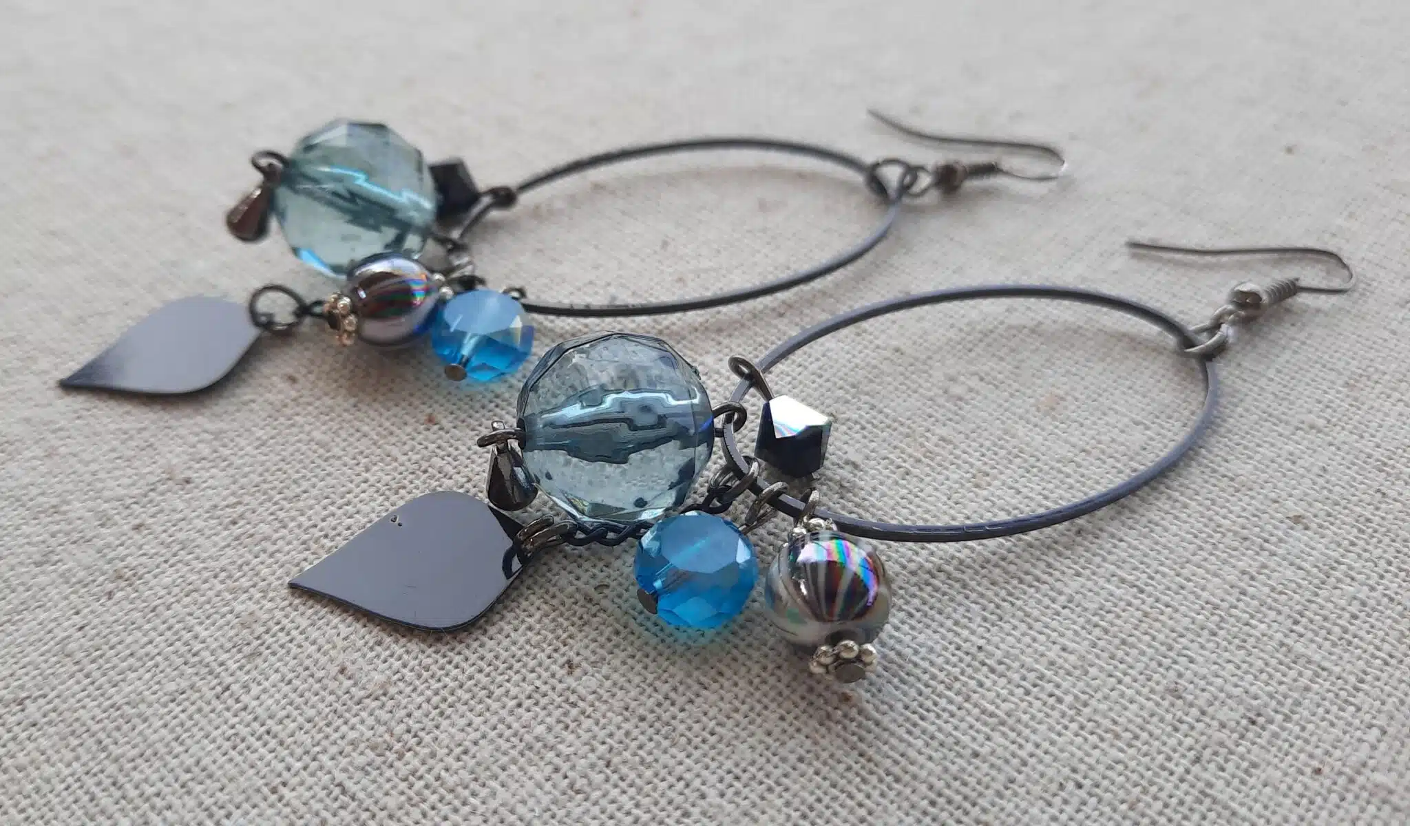 Boucles d'oreilles longues "Renaissance", créoles ovales noires et perles bleues – Image 2