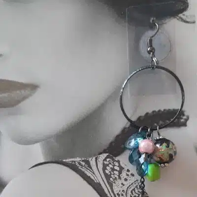 Boucles d'oreilles longues "Renaissance", créoles noires et perles fantaisies multicolores