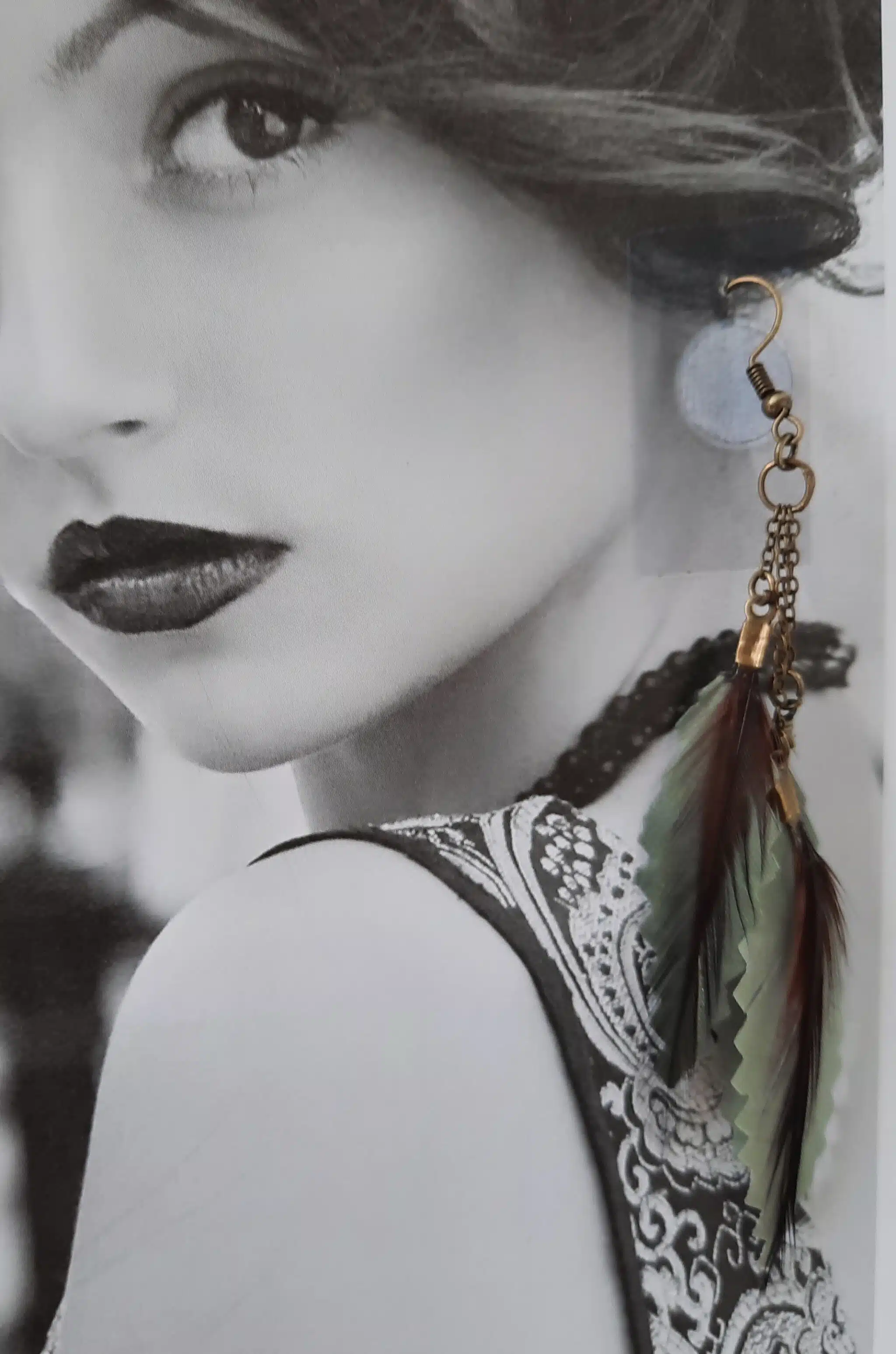 Boucles d'oreilles "Plumes au Vent", plumes naturelles et artificielles crantées – Image 2