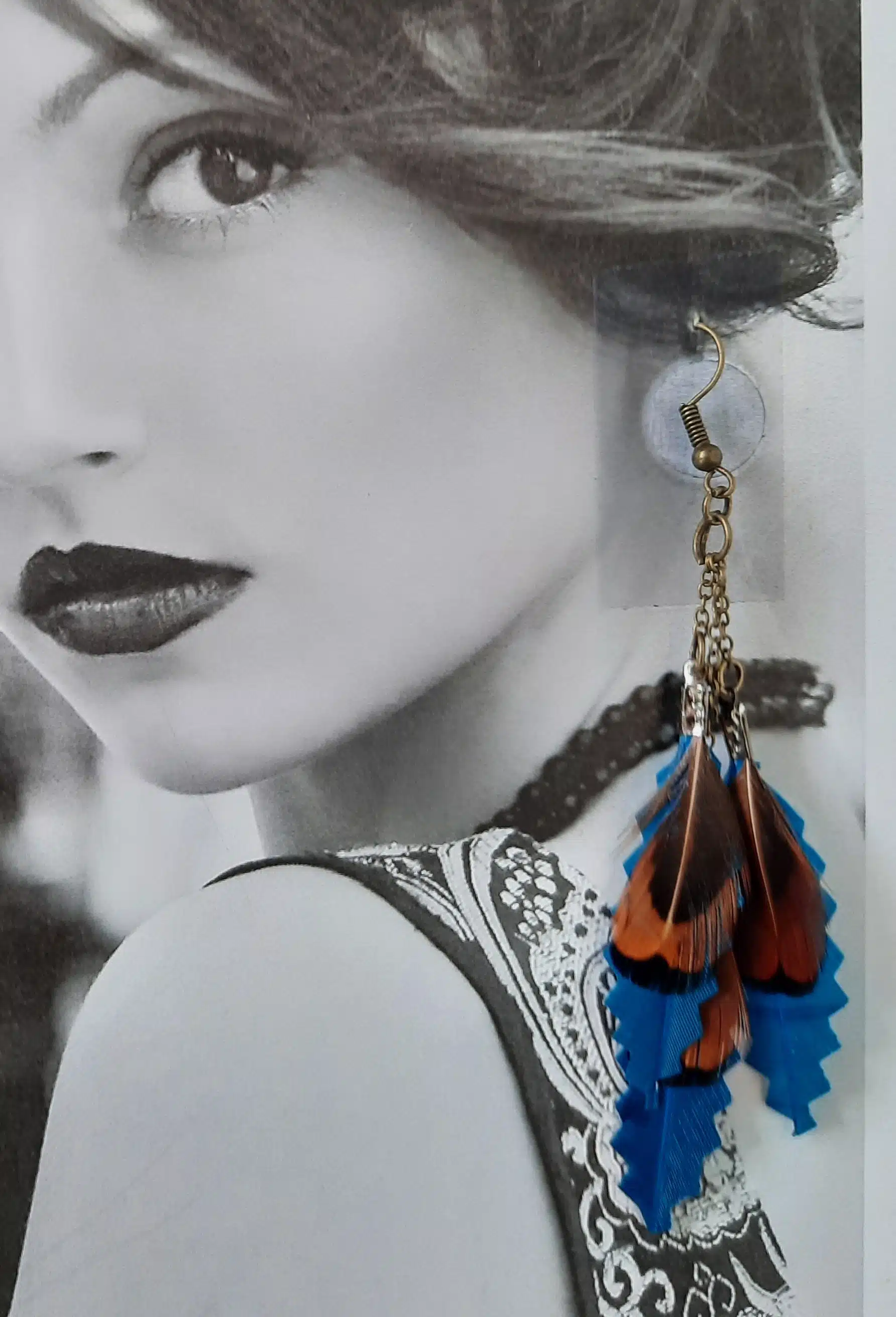 Boucles d'oreilles "Plumes au Vent", plumes naturelles et artificielles crantées – Image 3