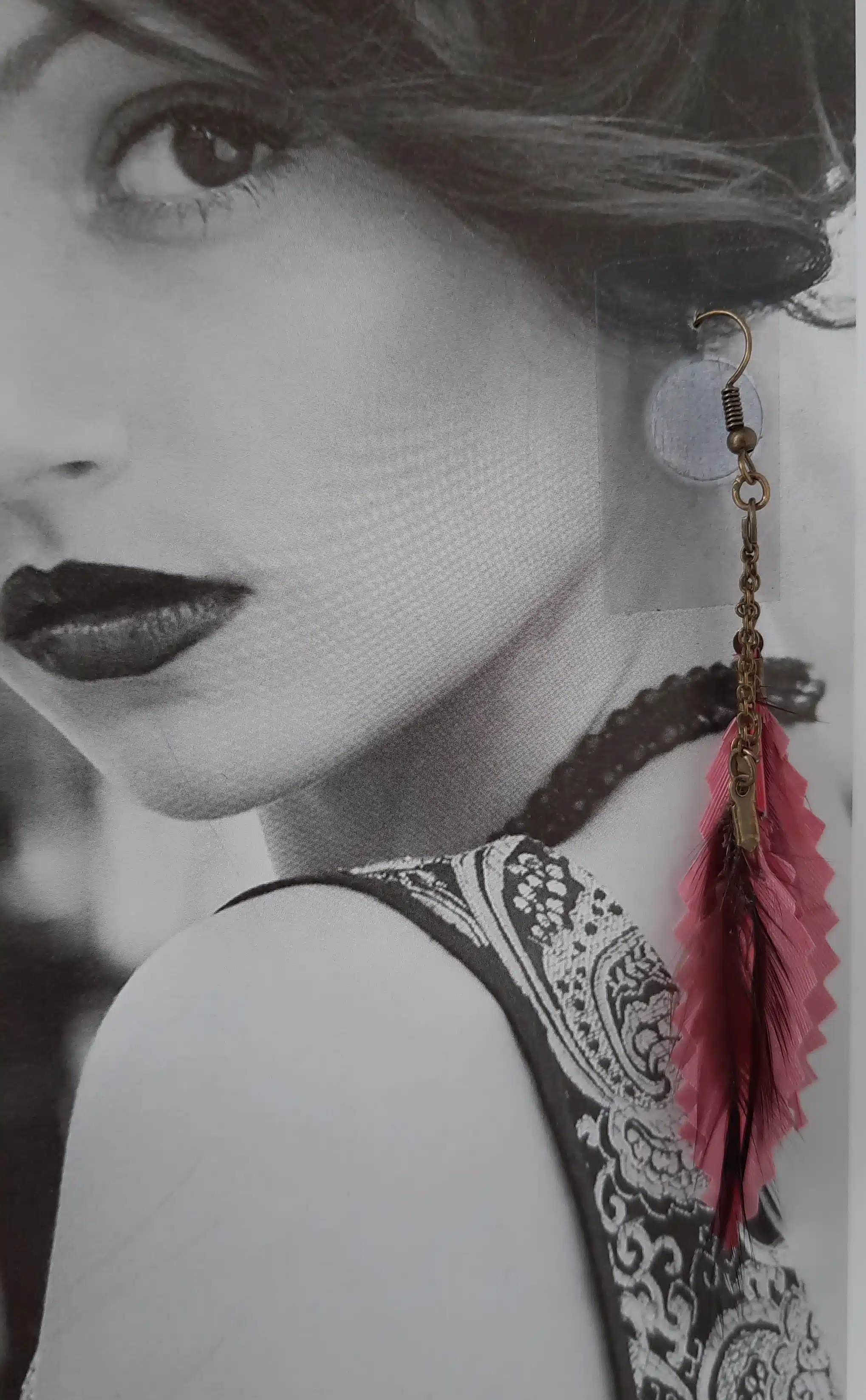 Boucles d'oreilles "Plumes au Vent", plumes naturelles et artificielles crantées – Image 5