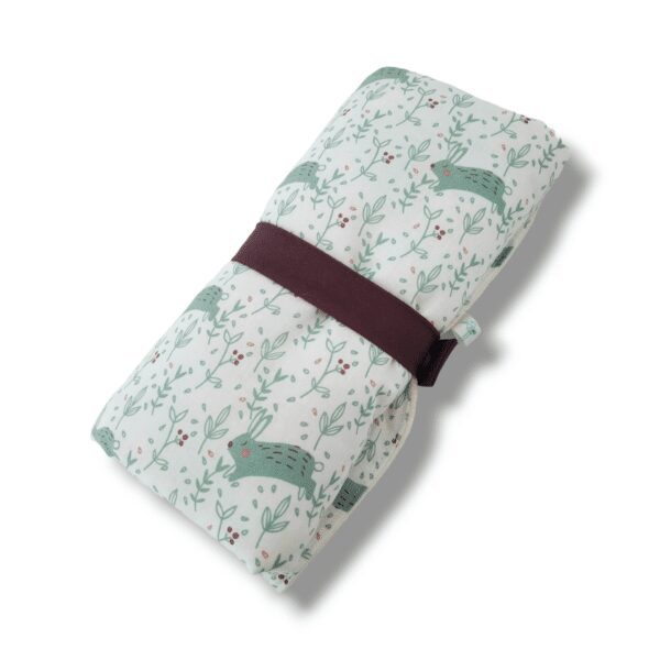 Tapis à langer nomade avec des lapins sur fond blanc