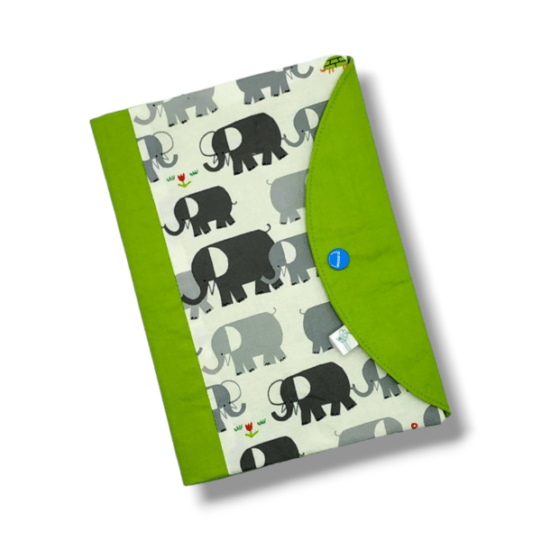 protège carnet de santé en tissu avec des éléphants sur fond blanc