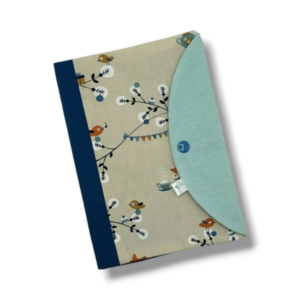 Protège carnet de santé en tissu avec des renards et des oiseaux sur fond beige