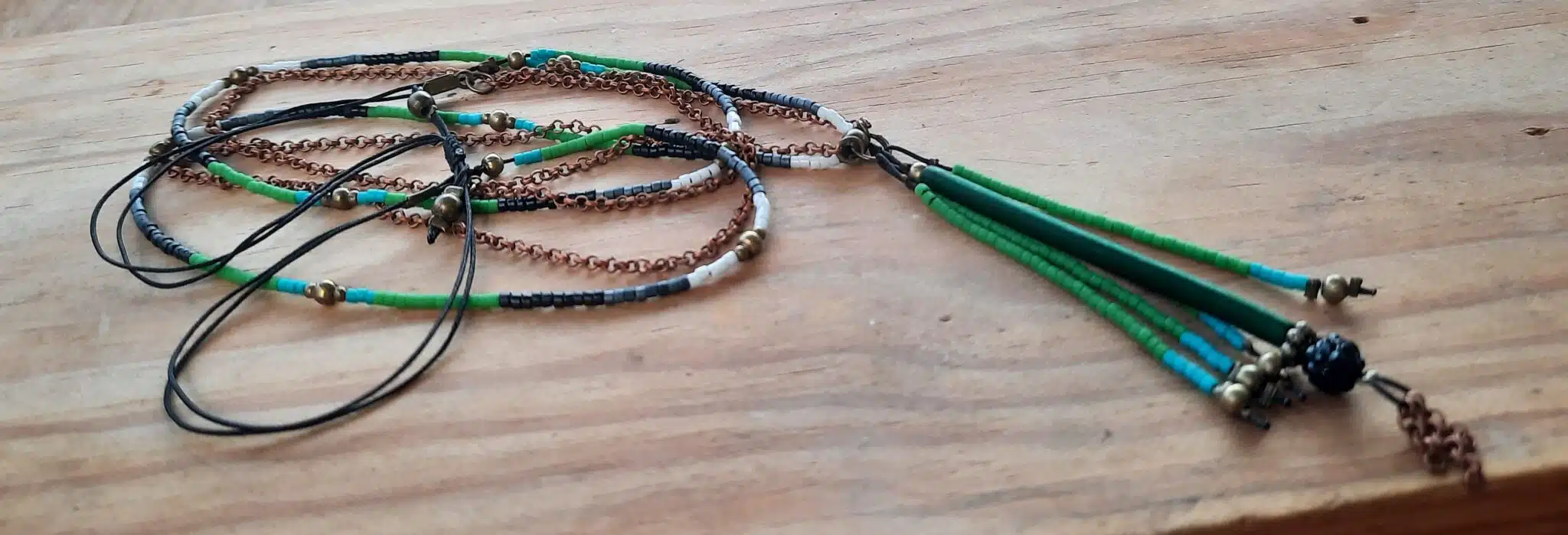 Sautoir d'inspiration Amérindienne, sautoir "Bijay", double rang, perles "miyuki" et chaîne cuivre, pendentif pompon perles et breloque tube bois – Image 3