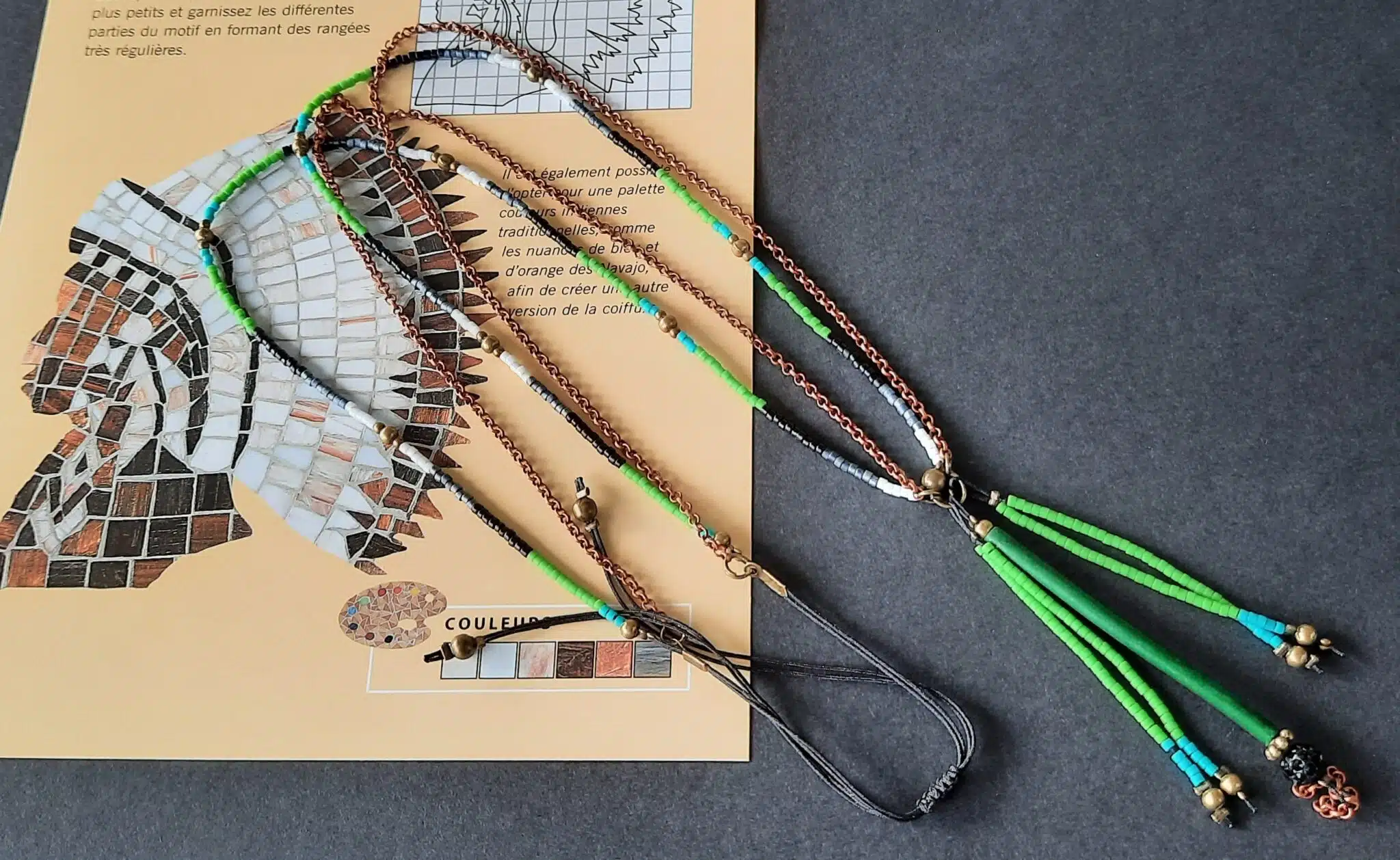 Sautoir d'inspiration Amérindienne, sautoir "Bijay", double rang, perles "miyuki" et chaîne cuivre, pendentif pompon perles et breloque tube bois – Image 4