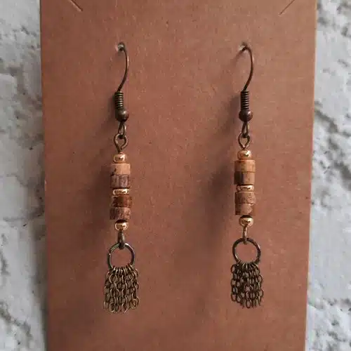 Boucles d'oreilles longues, inspiration Grecque, perles rondelles Turquoise Shoushan (beige), pompons chaînettes bronze – Image 4