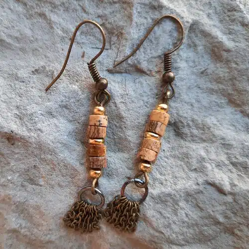 Boucles d'oreilles longues, inspiration Grecque, perles rondelles Turquoise Shoushan (beige), pompons chaînettes bronze – Image 3