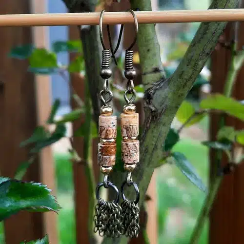 Boucles d'oreilles longues, inspiration Grecque, perles rondelles Turquoise Shoushan (beige), pompons chaînettes bronze – Image 2