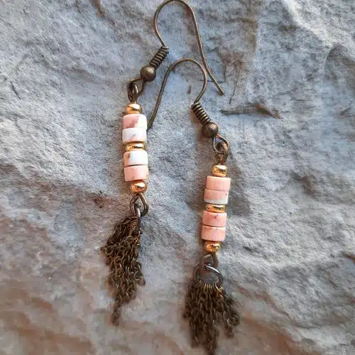 Boucles d'oreilles longues, inspiration Grecque, perles rondelles Turquoise Shoushan (saumon, blanc), pompons chaînettes bronze – Image 2