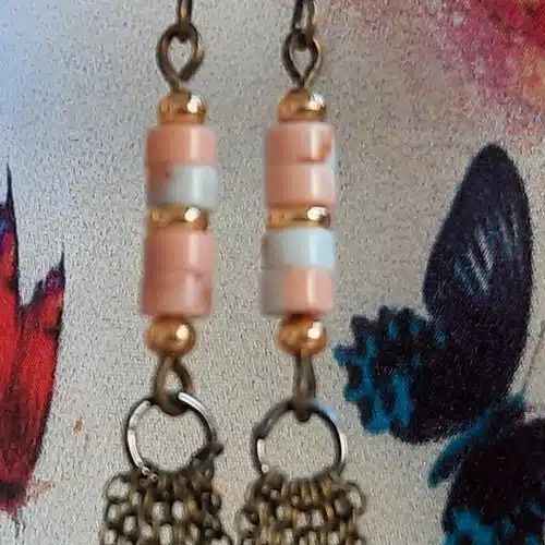 Boucles d'oreilles longues, inspiration Grecque, perles rondelles Turquoise Shoushan (saumon, blanc), pompons chaînettes bronze – Image 3