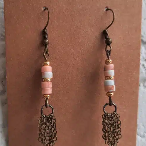 Boucles d'oreilles longues, inspiration Grecque, perles rondelles Turquoise Shoushan (saumon, blanc), pompons chaînettes bronze – Image 4