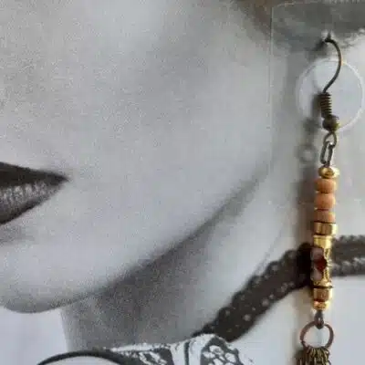 Boucles d'oreilles longues, inspiration Grecque, perles rondelles bois, perles cloisonnées, pompons chaînettes bronze