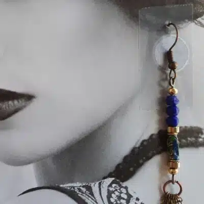 Boucles d'oreilles longues, inspiration Grecque, perles facettes tchèques bleu nuit, pompons chaînettes bronze