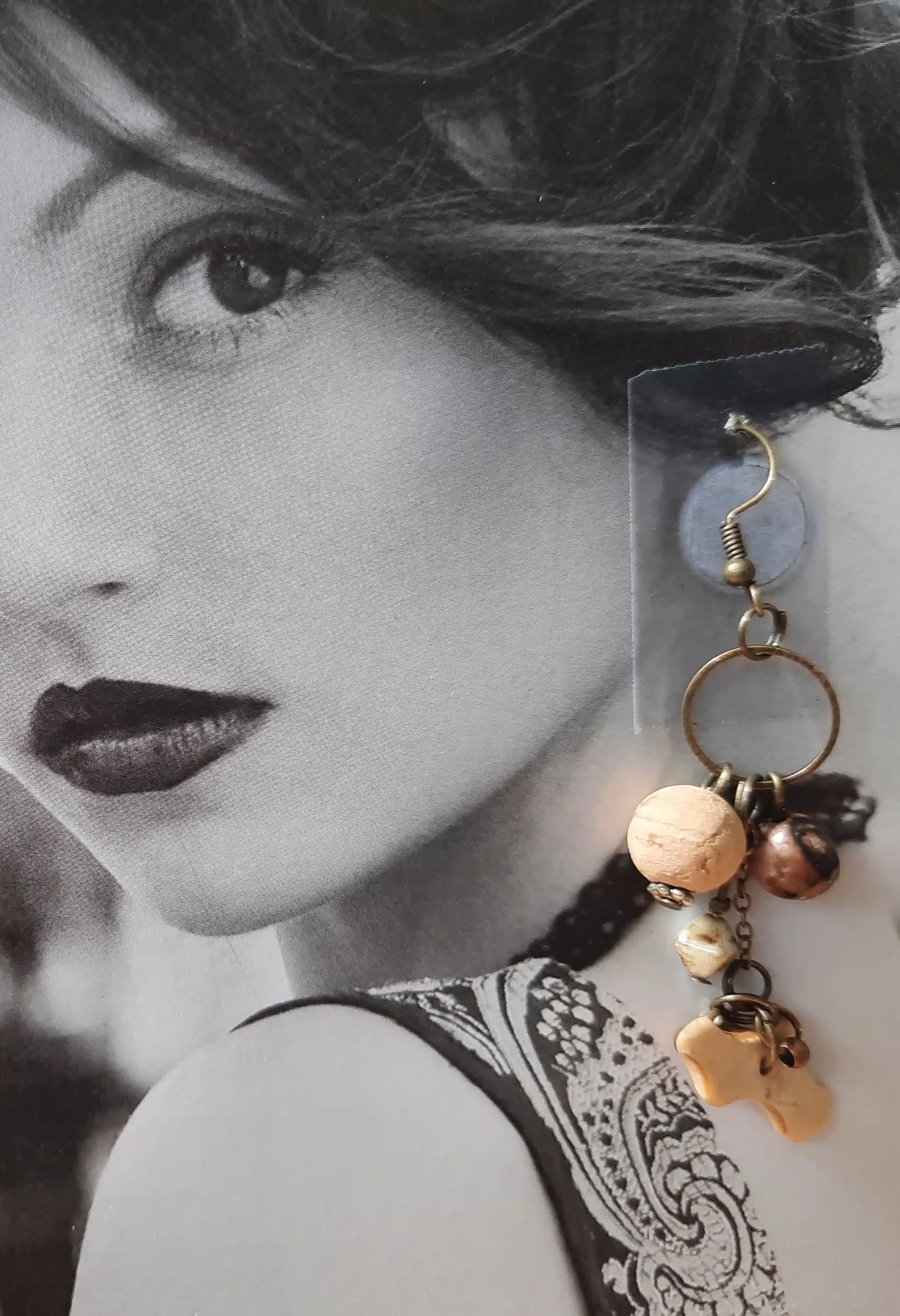 Boucles d'oreilles hétéroclites longues "Esprit de la Nature", créoles bronze, perles liège, rhodonite rose et jaspe beige