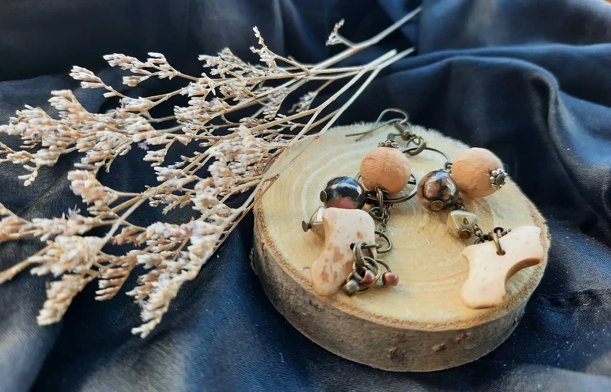 Boucles d'oreilles hétéroclites longues "Esprit de la Nature", créoles bronze, perles liège, rhodonite rose et jaspe beige – Image 2