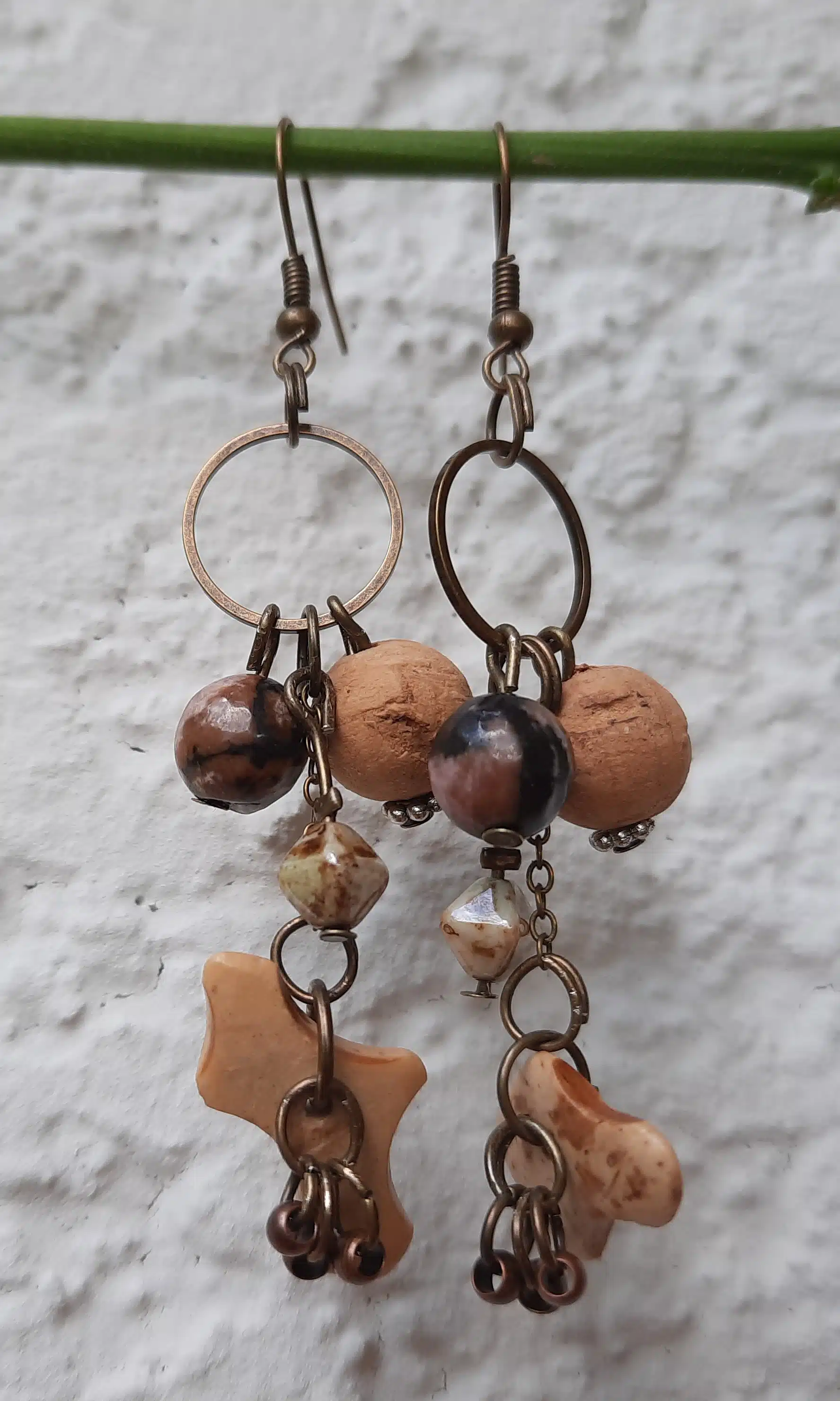 Boucles d'oreilles hétéroclites longues "Esprit de la Nature", créoles bronze, perles liège, rhodonite rose et jaspe beige – Image 4