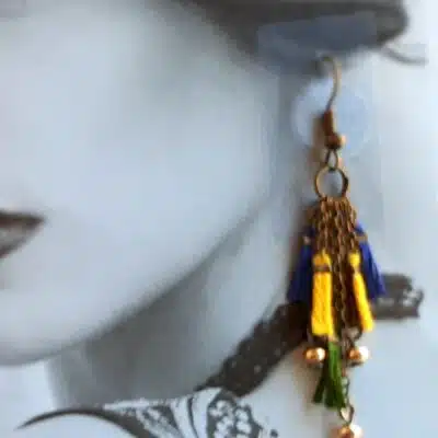 Boucles d'oreilles longues de style orientale, chaînettes bronze, pompons fils coton DMC