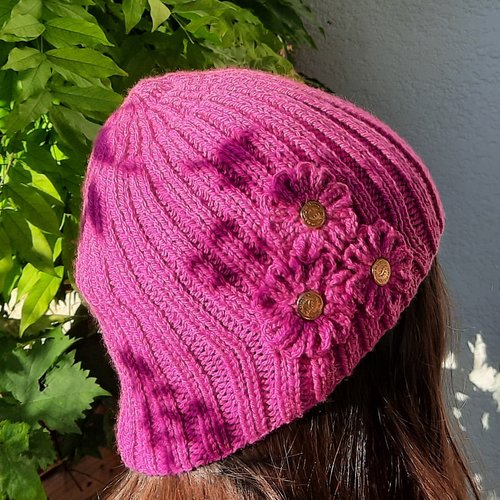 Bonnet femme rose fuchsia, tricoté main, fleurs au crochet, boutons  fantaisies dorés - Fait2mains