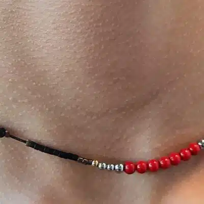 Collier ras du cou asymétrique et bracelet double rang, ajustables, perles de verre rouges