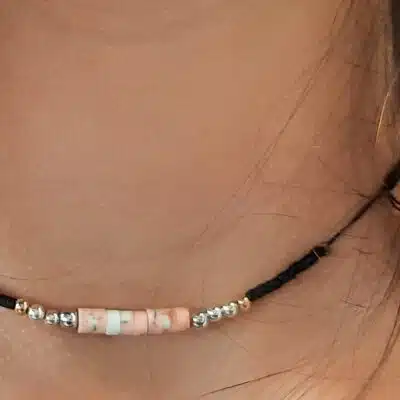 Collier ras du cou asymétrique et bracelet double rang, ajustables, Pierre Howlite rose, Lithothérapie, spécial cou fin