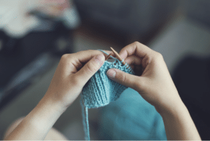 artisan créateur fabrique à la main en laine