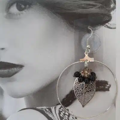 Boucles d'oreilles créoles estampes et perles de verre noires